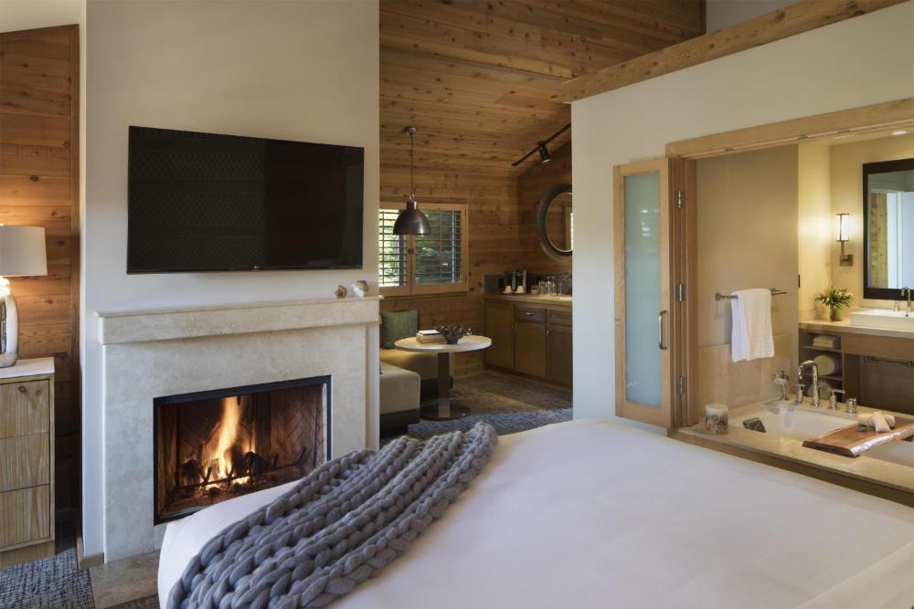 Deluxe King Room with Fireplace interior